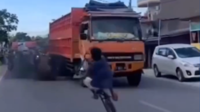 Viral Seorang Bocah SMP Ugal-ugalan Menaiki Sepeda di Jalan Raya