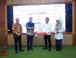 Bank Jatim Serahkan Jam Menara kepada Pemkot Probolinggo