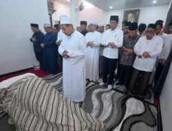 Presiden Jokowi Takziah ke Rumah Duka Almarhumah Syarifah Salma
