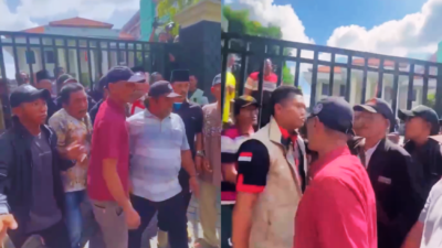 Sidang Ketiga Mantan Bupati Probolinggo, Dua Kelompok Massa Adu Mulut