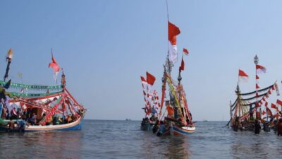 Tanda Wujud Syukur, Warga Paiton Gelar Tradisi Petik Laut dan Pameran UMKM