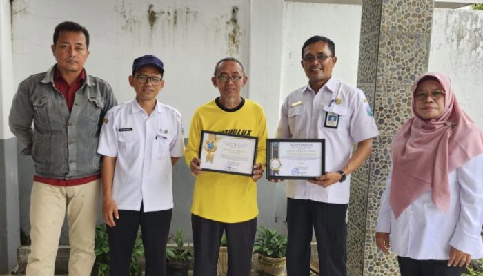 Diperta Bagikan Piagam Untuk Masjid dan Pelaku Usaha Saat Idul Adha