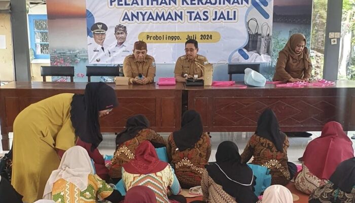 Warga Probolinggo Diberikan Pelatihan Kerajinan Anyaman Tas Jali