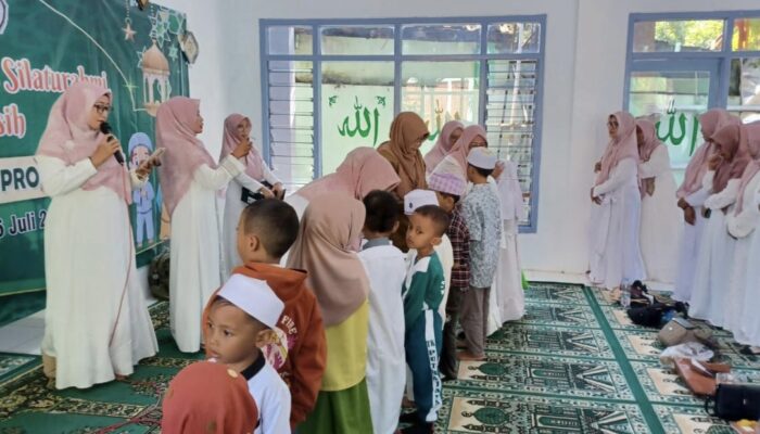 Guru di Probolinggo Beri Santunan Kepada Anak Yatim