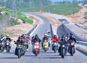 Naik Motor, Jokowi Tinjau Jalan Tol IKN Bersama Artis Tanah Air