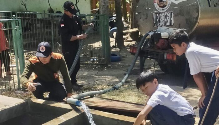 BPBD Probolinggo Salurkan Air Bersih di Kecamatan Bantaran dan Banyuanyar