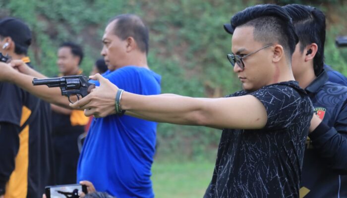 Kapolres Probolinggo Ajak Awak Media Latihan Menembak