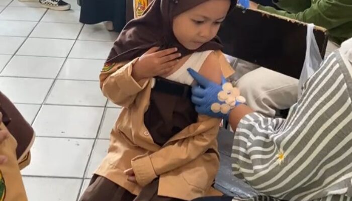 Viral! Bukan Karena Disuntik, Netizen Salfok dengan Rok yang Dipakai Bocah SD