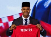 Patrick Kluivert Resmi Diperkenalkan sebagai Pelatih Timnas Indonesia, Kenakan Peci di Sesi Foto