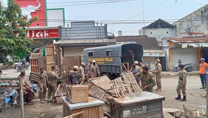 Penertiban Besar-Besaran! Pedagang Pasar Semampir Ditertibkan, Dagangan Diangkut Petugas