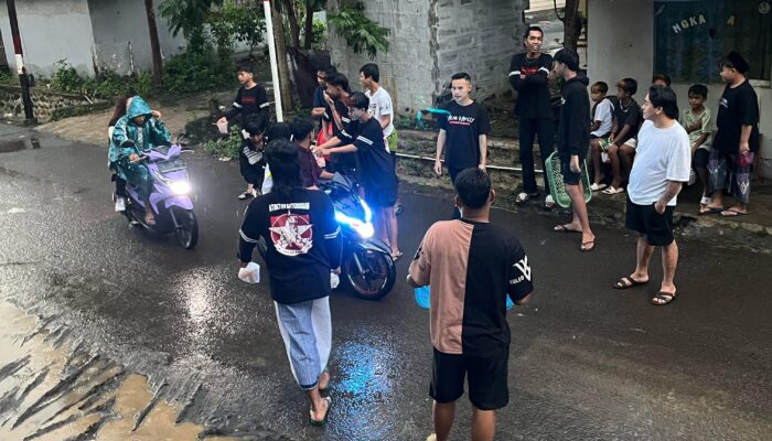 Hujan Deras di Probolinggo, Komunitas Lacor Family Tetap Berbagi Takjil dengan Penuh Semangat