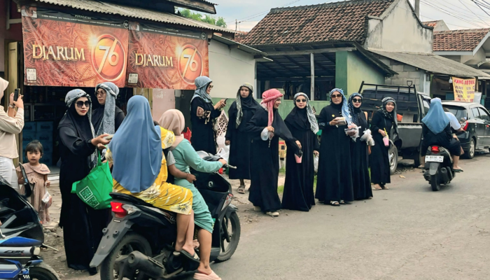 Emak-Emak di Probolinggo Bagikan Takjil Gratis, Tampil Kompak dengan Gaya Yalil-Yalil