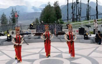 Ribuan Pengunjung Padati Bromo Sunset Music and Culture di Jembatan Kaca Seruni Point