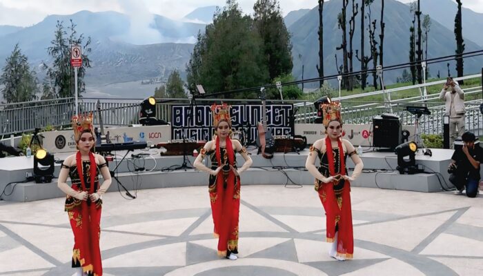 Ribuan Pengunjung Padati Bromo Sunset Music and Culture di Jembatan Kaca Seruni Point
