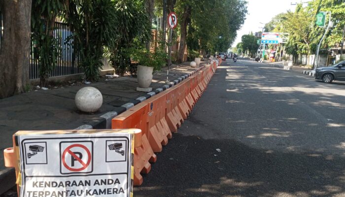 Dishub Pasang Pembatas di Depan Mie Gacoan Probolinggo, Ini Alasannya