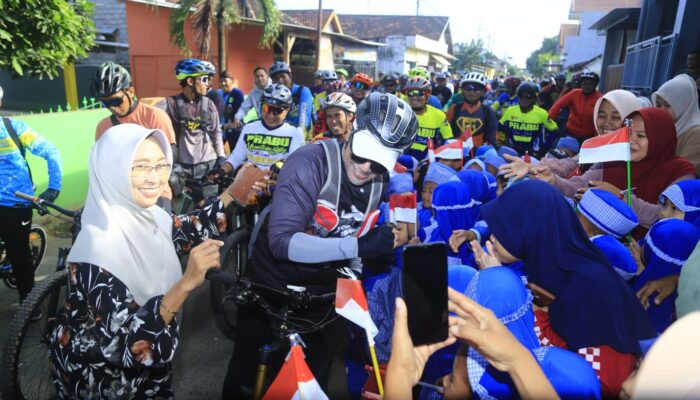 Jalanan Penuh Dengan Semangat, Siswa-Siswi di Probolinggo Sambut Gowes Bupati Haris