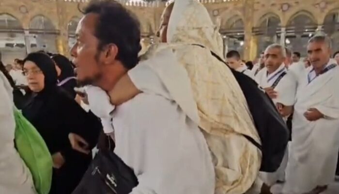 Pria Asal Pasuruan Gendong Ibunya Saat Tawaf, Netizen: Kisah Uwais Lahir Kembali