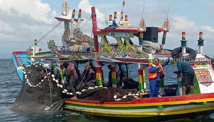 Resahkan Nelayan Tradisional, Tiga Kapal Bolga Diamankan di Perairan Probolinggo