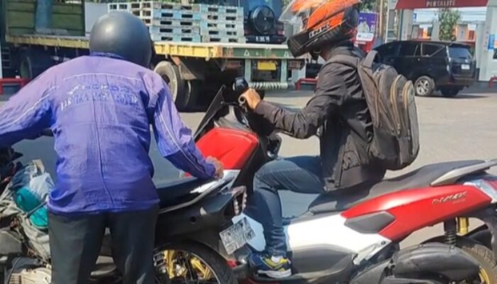 Bikin Haru! Seorang Kakek Nyaris Terjatuh, Pemuda Nmax Ulurkan Bantuan di SPBU