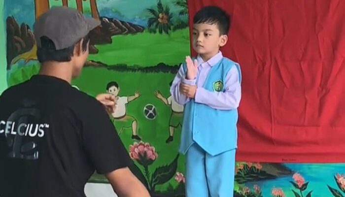 Lucu dan Polos, Momen Bocah TK Jalani Pemotretan Ini Bikin Netizen Terhibur