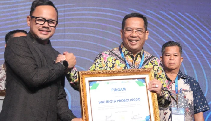 Wali Kota Probolinggo Raih Penghargaan Kepala Daerah Inovatif di Sektor Air Minum