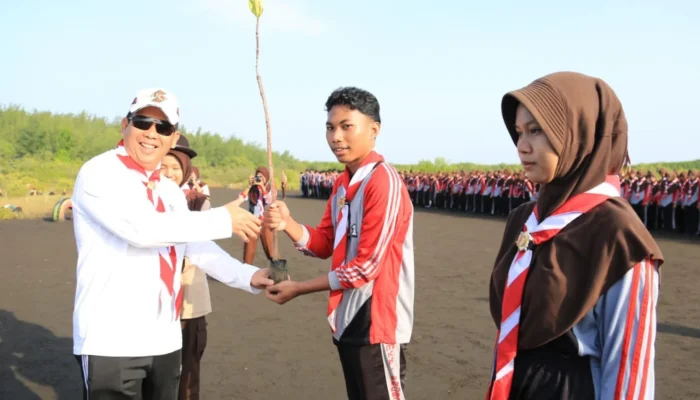 Ribuan Pelajar SMKN Probolinggo Lakukan Aksi Tanam Mangrove di Pantai Permata Pilang