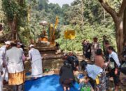 Menjelang Yadnya Kasada, Umat Hindu Tengger Gelar Ritual Mendak Tirta di Air Terjun Madakaripura
