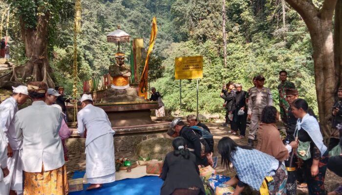 Menjelang Yadnya Kasada, Umat Hindu Tengger Gelar Ritual Mendak Tirta di Air Terjun Madakaripura