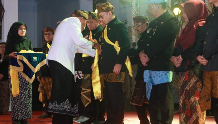 Pengukuhan Warga Kehormatan Sesepuh Tengger Warnai Malam Resepsi Yadnya Kasada