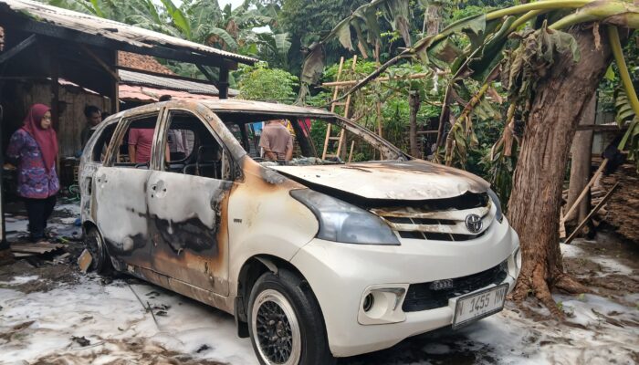 Mobil Kesayangan Milik Warga Probolinggo Hangus Terbakar, Kerugian Capai Ratusan Juta