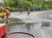 Tumpahan Semen di Jalan Raya Pantai Bentar, Petugas Damkar Probolinggo Gercep Lakukan Penanganan