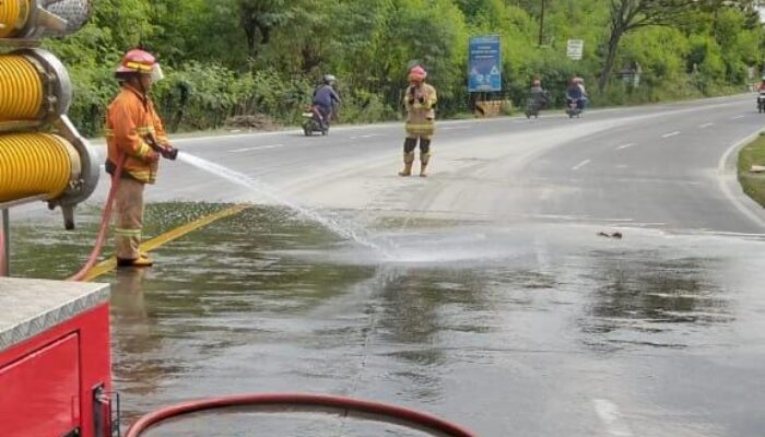 Tumpahan Semen di Jalan Raya Pantai Bentar, Petugas Damkar Probolinggo Gercep Lakukan Penanganan