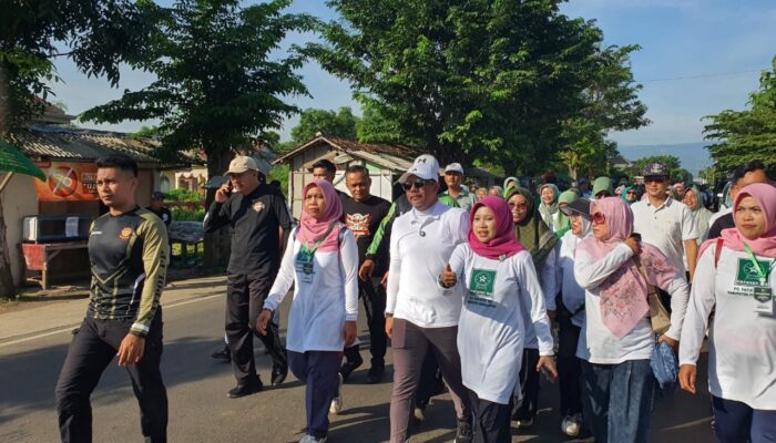 Anggota Fatayat NU Probolinggo Meriahkan Jalan Sehat dan Senam Bersama di Harlah ke-75