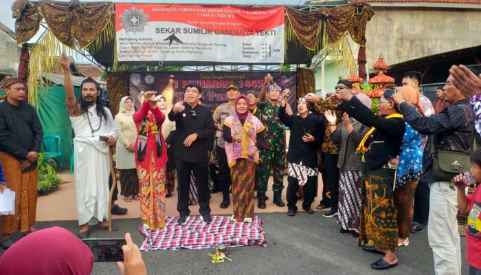 Kirab Pusaka Meriahkan Tisnonegaran, Puluhan Benda Pusaka Dipamerkan ke Warga Probolinggo