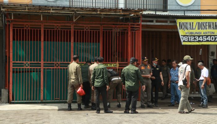 Satgas Probolinggo Segel Gudang Miras di Kraksaan, Ribuan Botol Telah di Amankan