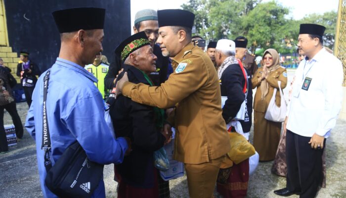 Tangis Haru Sambut Jemaah Haji Probolinggo di Miniatur Ka’bah Gending