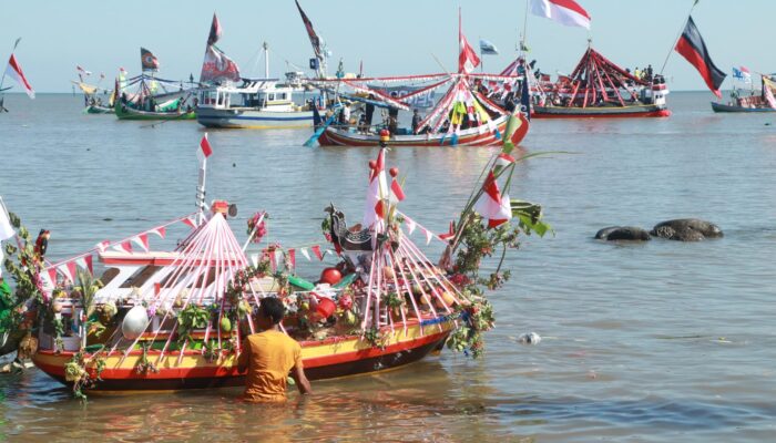 Ribuan Warga Probolinggo Padati Tradisi Petik Laut di Kalibuntu
