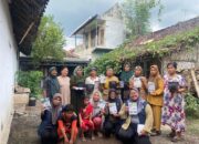 Dukung Ketahanan Pangan Skala Rumah Tangga, Mahasiswa KKN UINSA Salurkan Bibit Cabai ke Warga Desa Sentong