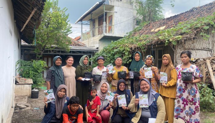 Dukung Ketahanan Pangan Skala Rumah Tangga, Mahasiswa KKN UINSA Salurkan Bibit Cabai ke Warga Desa Sentong