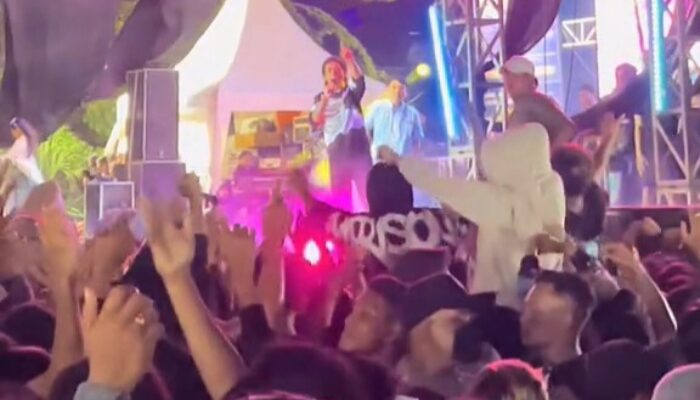 Joget Massal Iringi Penampilan Cak Shodiq di Semipro Probolinggo