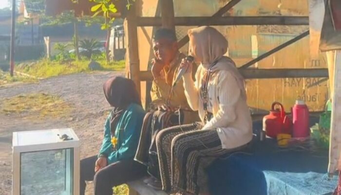 Bantu Bapak-Bapak Cari Amalan Masjid, Mahasiswi KKN Ini Logatnya Bikin Salfok