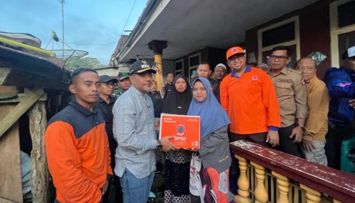 Bupati Probolinggo Tinjau Lokasi Gempa Tiris dan Salurkan Bantuan Langsung ke Warga