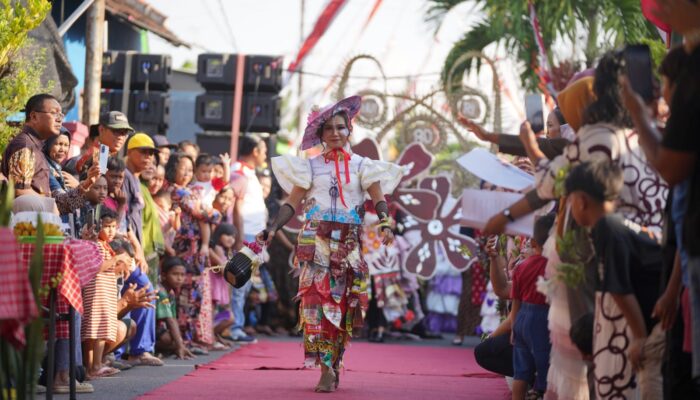 Unik dan Kreatif, Warga Probolinggo Gelar Fashion Show Daur Ulang Barang Bekas
