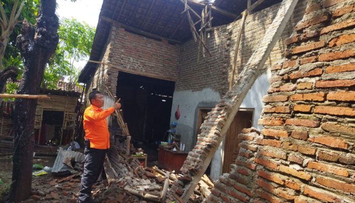 Rumah Warga Ambruk Dihantam Hujan Deras, Pemkab Probolinggo Salurkan Bantuan Darurat