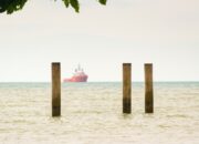 Warga Resah! Kapal Besar Diduga Milik PT KEI Muncul Lagi di Kangean