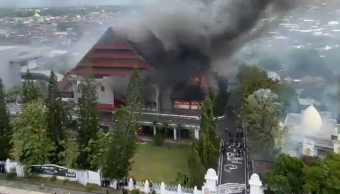 Gedung DPRD NTB Hangus Terbakar Usai Aksi Massa Ricuh di Mataram