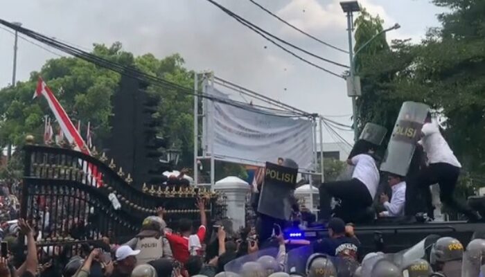 Aksi Panas! Bupati Pati Dilempari Botol dan Sandal Oleh Ribuan Warga
