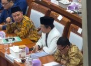 Di Tengah Riuh Rapat DPR, Menteri Agama Tampak Tenang Berdzikir dengan Tasbih