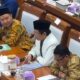 Di Tengah Riuh Rapat DPR, Menteri Agama Tampak Tenang Berdzikir dengan Tasbih