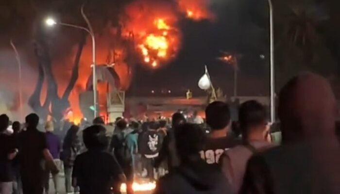 Gedung Negara Grahadi Surabaya Terbakar, Massa Aksi Jebol Pintu Barat